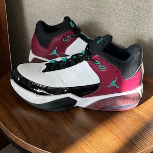 Boys Jordan Max Aura 3 size 7Y